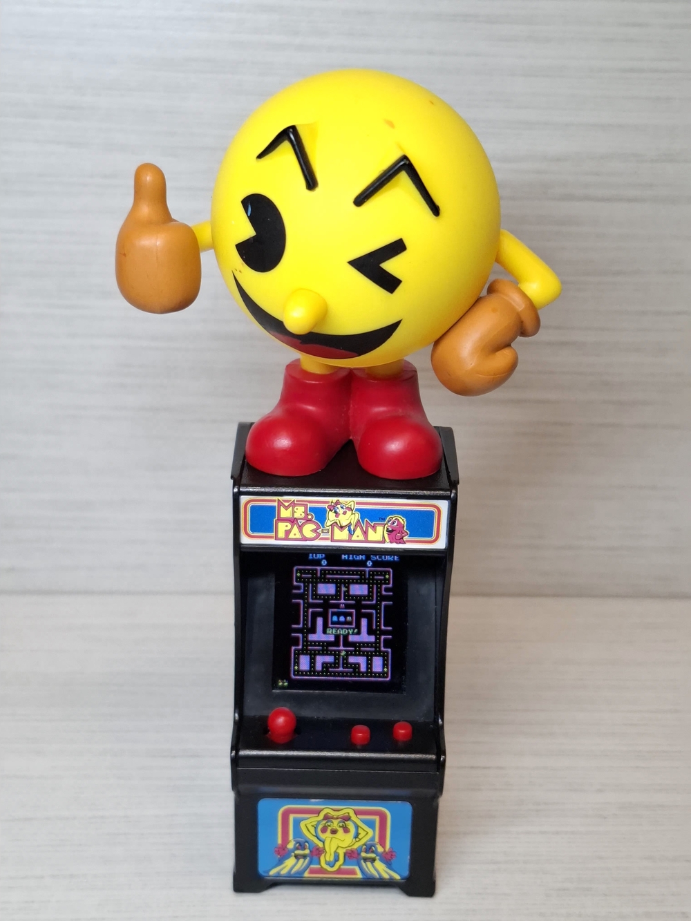 Lote Pac-Man Retro: Mini Consola Arcade Ms. Pac-Man Super Impulse + Figura Vinil